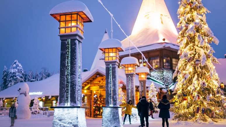 Rovaniemi tem hotéis, lojas, restaurantes e várias atrações turísticas