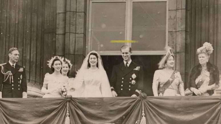 Elizabeth II e Philip ao centro no dia de seu casamento