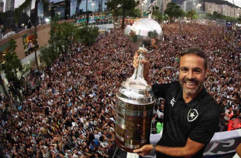 Artur Jorge em carreata após título do Botafogo na Libertadores –