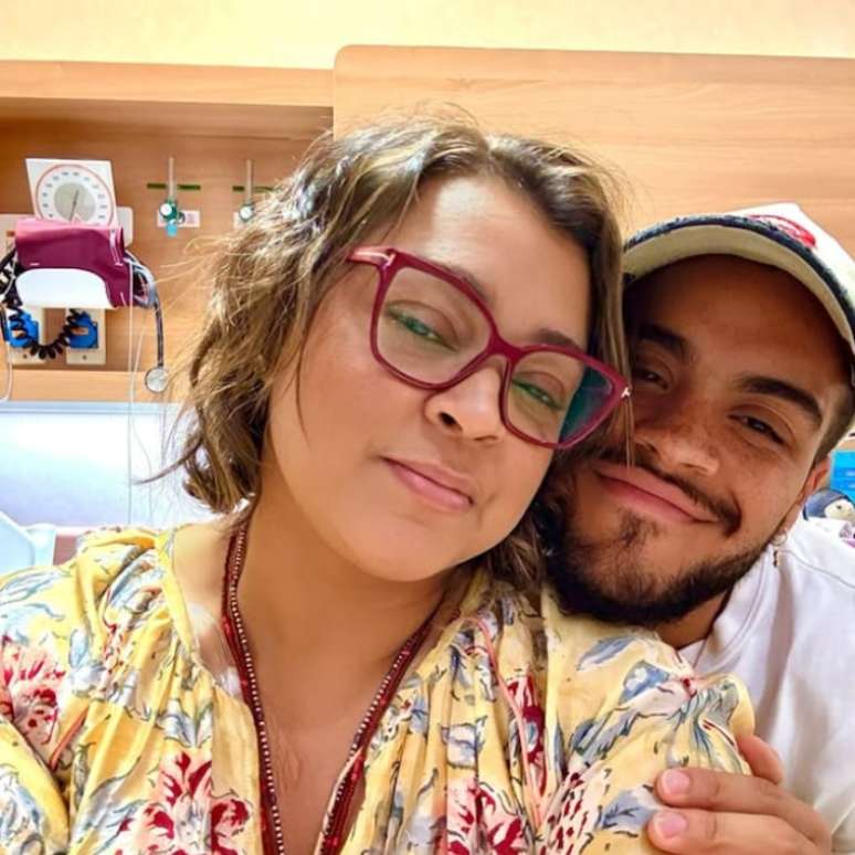 Preta Gil e seu filho, Francisco Gil, em um quarto no hospital Sírio-libanês.