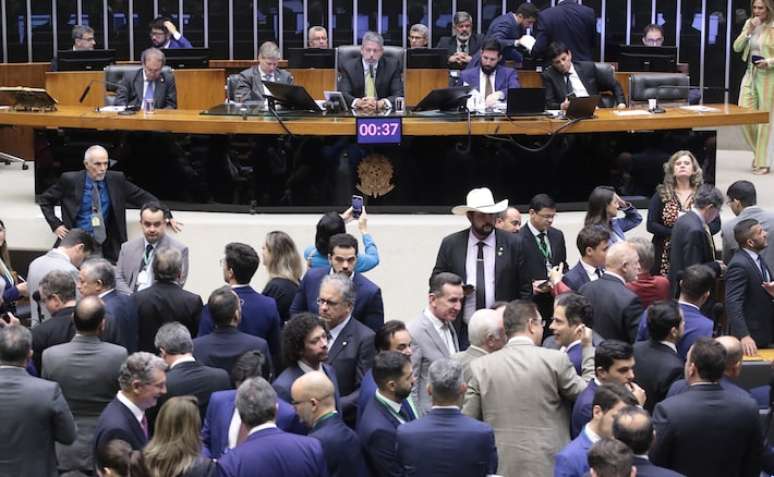 Na última hora, os deputados aprovaram uma emenda que autoriza o bloqueio apenas de emendas não impositivas.