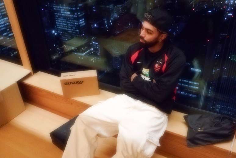 Gabigol com a camisa do Flamengo durante viagem no Japão –