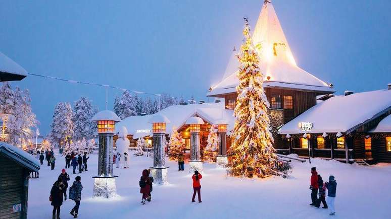 Praça central de Rovaniemi com neve e árvores de Natal