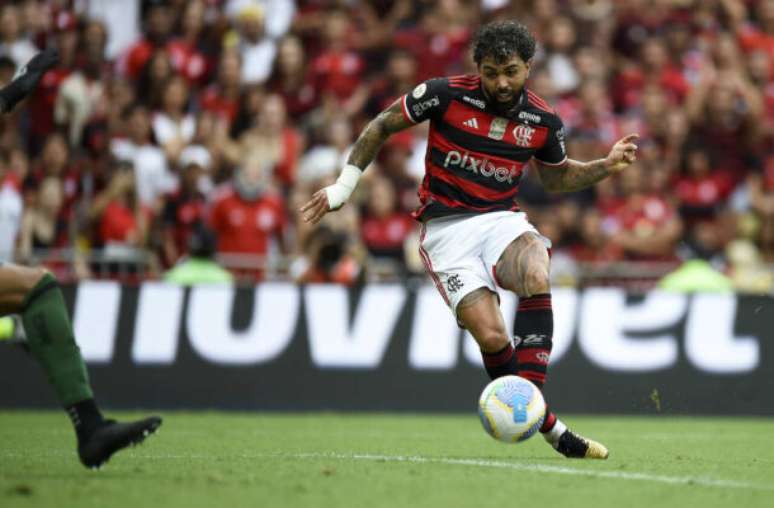 Gabigol com a camisa do Flamengo durante viagem no Japão –
