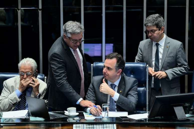 Senado aprova projeto de lei complementar do pacote fiscal após desidratação na Câmara.