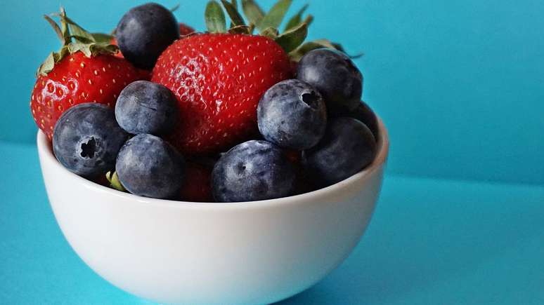 Morangos e mirtilos possuem antioxidantes, o que contribui para a diminuição do colesterol no sangue, mas cada uma tem sua particularidade