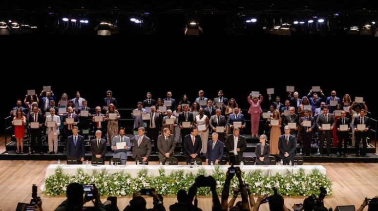 Prefeito Nunes e vereadores (ao fundo) durante diplomação nesta quinta-feira, 19, em São Paulo