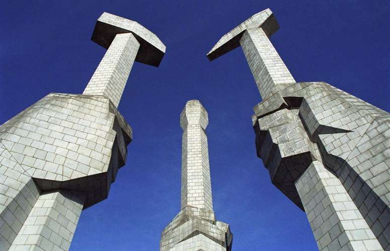 O monumento que homenageia a fundação do Partido dos Trabalhadores, em Pyongyang