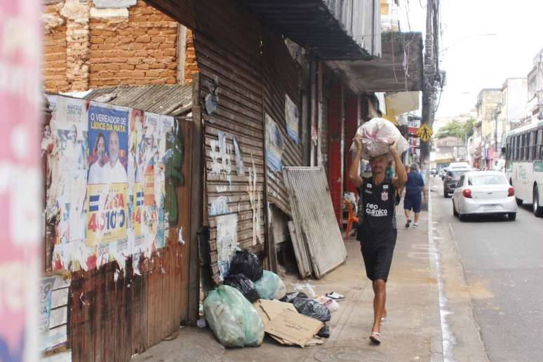 Na principal via da Baixa dos Sapateiros há lojas fechadas, lixo nas calçadas e poucas pessoas comprando às vésperas do Natal.