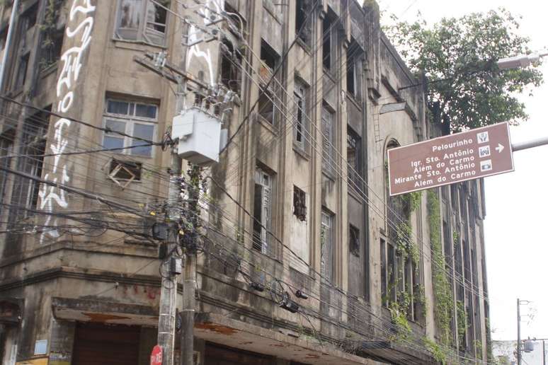 Fachada do Cine-Teatro Jandaia. Primeiro cinema da cidade ainda resiste após mais de um século na Baixa dos Sapateiros.