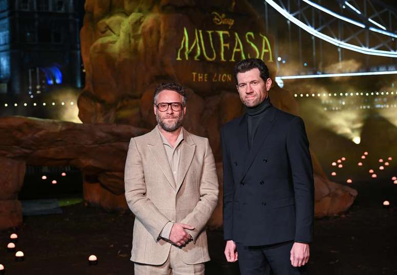 Seth Rogen (Pumba) e Billy Eichner (Timão) em pré-estreia de 'Mufasa: O Rei Leão' em Londres