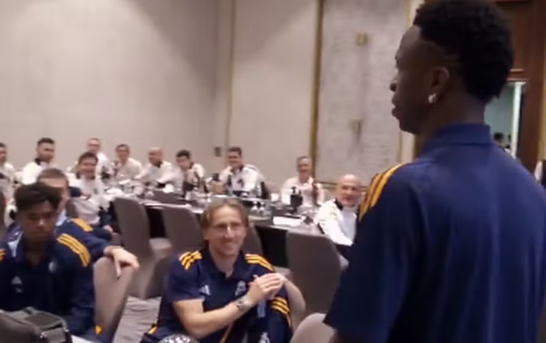 Eleito melhor do mundo, Vini Jr se emociona em discurso a companheiros do Real Madrid