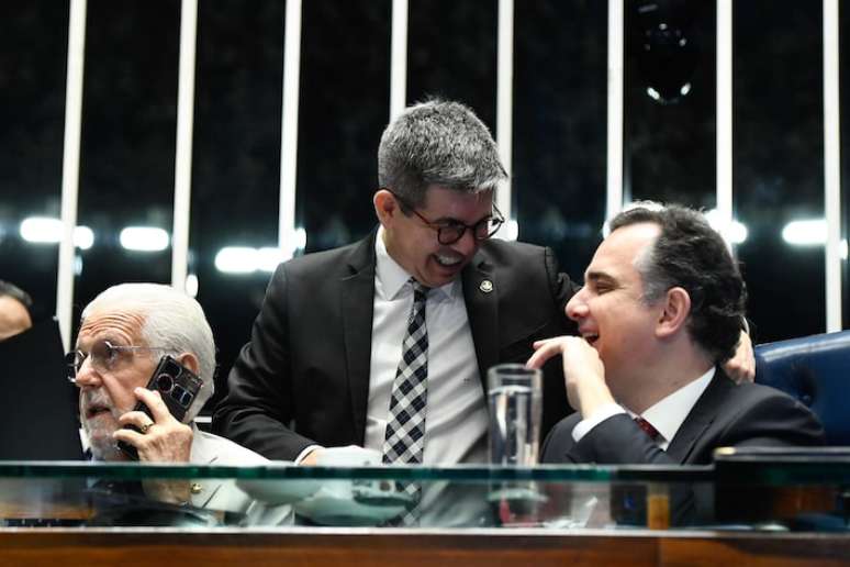 Plenário do Senado Federal durante sessão deliberativa extraordinária para votar projeto do pacote de corte de gastos. Na foto, o líder do governo no Senado, Jaques Wagner (PT-BA), o líder do governo no Congresso, Randolfe Rodrigues (PT-AP), e o presidente do Senado, Rodrigo Pacheco (PSD-MG).