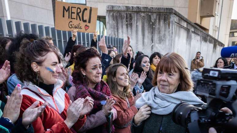 Gisèle Pelicot foi cercada por simpatizantes do lado de fora do tribunal