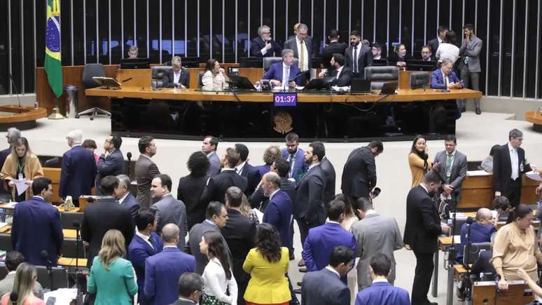 PEC do pacote de corte de gastos está sendo discutida pelo Senado