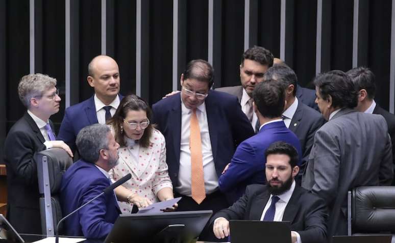 Câmara conclui votação de projetos do pacote de corte de gastos enviado pelo governo.