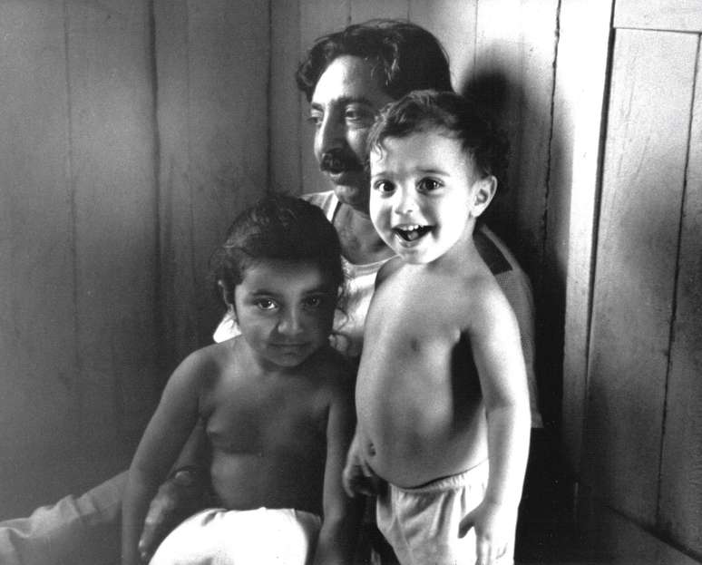 Chico Mendes e seus dois filhos, em foto de julho de 1988