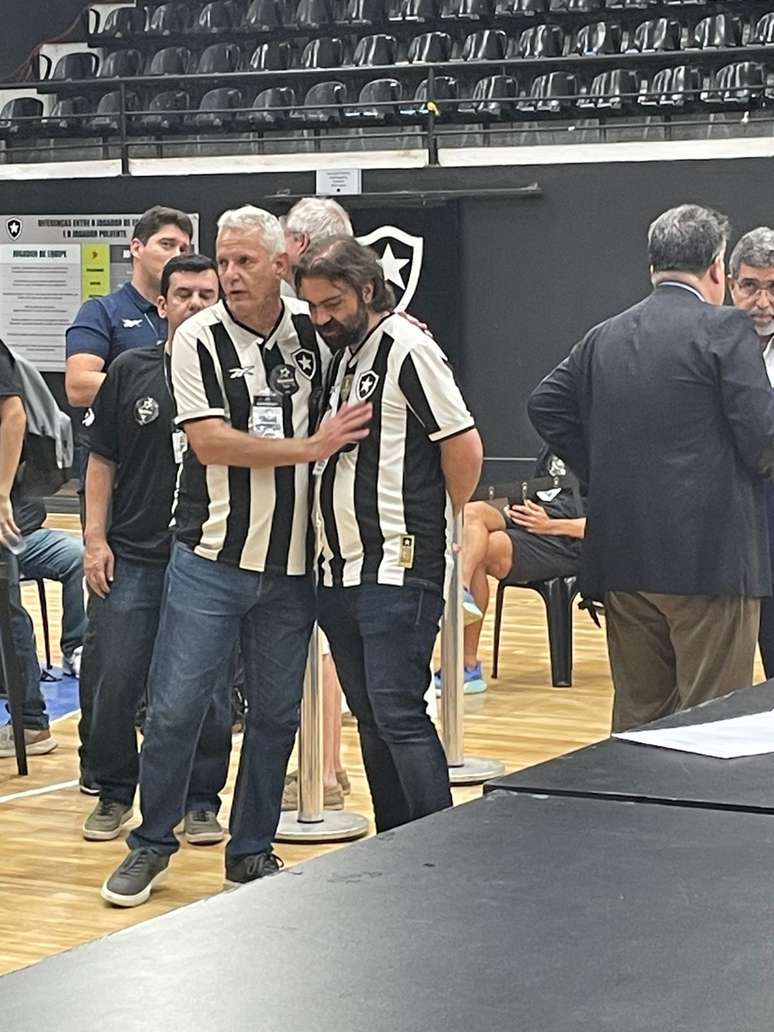 João Paulo Magalhães conversando com Vinicius Assumpção antes divulgação dos votos. 