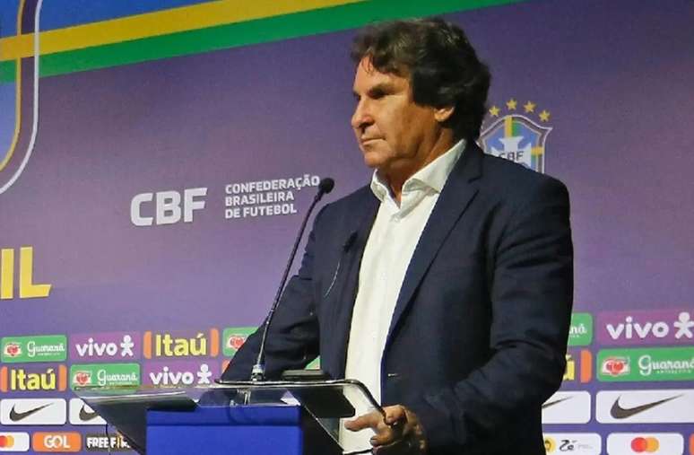 ( Foto: Divulgação/CBF / Esporte News Mundo Depois de investigações, o jornalista Rodrigo Paiva foi demitido por justa causa pela Confederação Brasileira de Futebol (CBF) na última quarta-feira (18). Até sua demissão, ocupava o cargo de diretor de Comunicação, e um dos principais nomes da entidade desde a presidência de Ricardo Teixeira. Paiva também é um dos principais acusados do escândalo de assédio sexual e moral contra uma ex-diretora de Patrimônio da CBF, em 2023 A CBF foi multada em R$ 60 mil à Luísa Xavier Rosa em agosto de 2024, segundo a coluna Painel , do Jornal Folha de São Paulo O juiz Leonardo Almeida Cavalcanti, do Tribunal Regional do Trabalho da 1ª Região, que moveu a sentença à CBF, e por estar envolvido no caso, após análises de todos os documentos, a entidade demitiu Paiva, que não apresentou sua defesa à Comissão de Ética da CBF e nem mesmo à Justiça do Trabalho. O juiz escreveu na sentença afirmando que Paiva assediava Luísa Xavier, mostrou diálogos entre o acusado e ressaltou que o comportamento do jornalista caracterizava assédio moral e sexual. - Valendo-se da ideia de que era um amigo dela, (Rodrigo Paiva) tentava seduzi-la e buscava a todo momento uma aproximação além do contato meramente profissional. Não bastasse todo o assédio moral sofrido pela reclamante, ela ainda foi vítima de assédio sexual. Com efeito, a reclamante junta trocas de mensagens com o Sr. Rodrigo Paiva….Em uma leitura superficial e descontextualizada, a conversa pode soar inocente e despretensiosa. Aliás, o tom da conversa é amistoso, mas aquilo que se extrai das suas entrelinhas permite concluir que o Sr. Rodrigo Paiva assediava a ré. A conduta do sr. Rodrigo Paiva era incompatível com a postura profissional que se espera de qualquer trabalhador, notadamente dado o alto cargo que exercia na ré, já que era Diretor de Comunicação. - registou o juiz na sentença. Paiva era um dos nomes mais conhecidos dentro e fora da CBF. Foi braço direito de vários ex-presidentes, desde Ricardo Teixeira, por José Maria Marin e Marco Polo Del Nero. Ainda trabalhou com Marcelo Crivela na política do Rio de Janeiro. Todos os três ex-presidentes CBF foram condenados pela Justiça por crimes de corrupção e banidos do futebol pela Fifa. Paiva era cotado para ser o novo diretor de comunicação do Flamengo na nova presidência de Bap, que inicia em janeiro de 2025. A notícia era que o jornalista estava saindo da CBF para ir ao time carioca, mas a CBF demitiu o profissional, e por justa causa.
