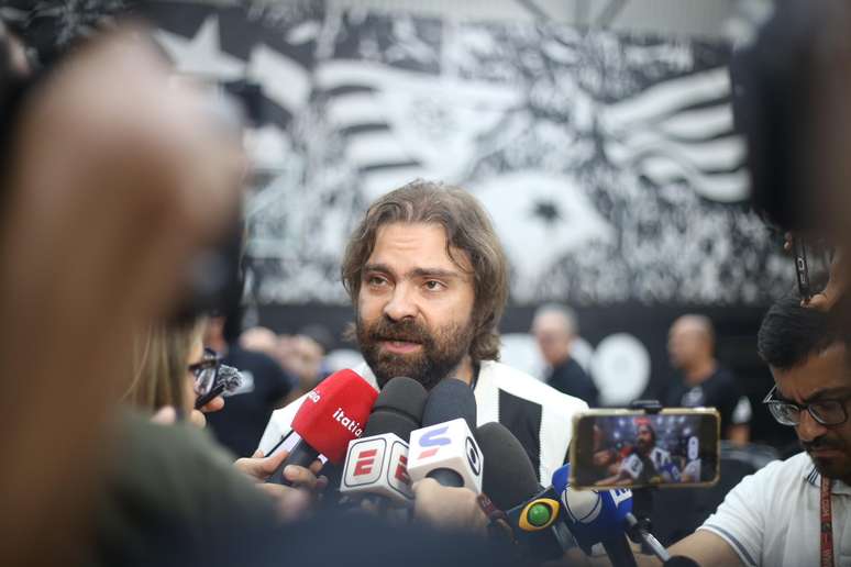 João Paulo Magalhães conversando com a imprensa. 