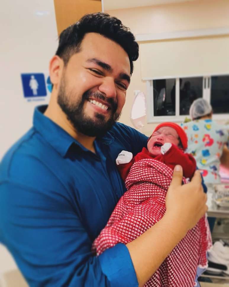 Apresentador Breno Cabral mostra rostinho da filha, Maria Eduarda, que nasceu nesta quinta-feira, 19