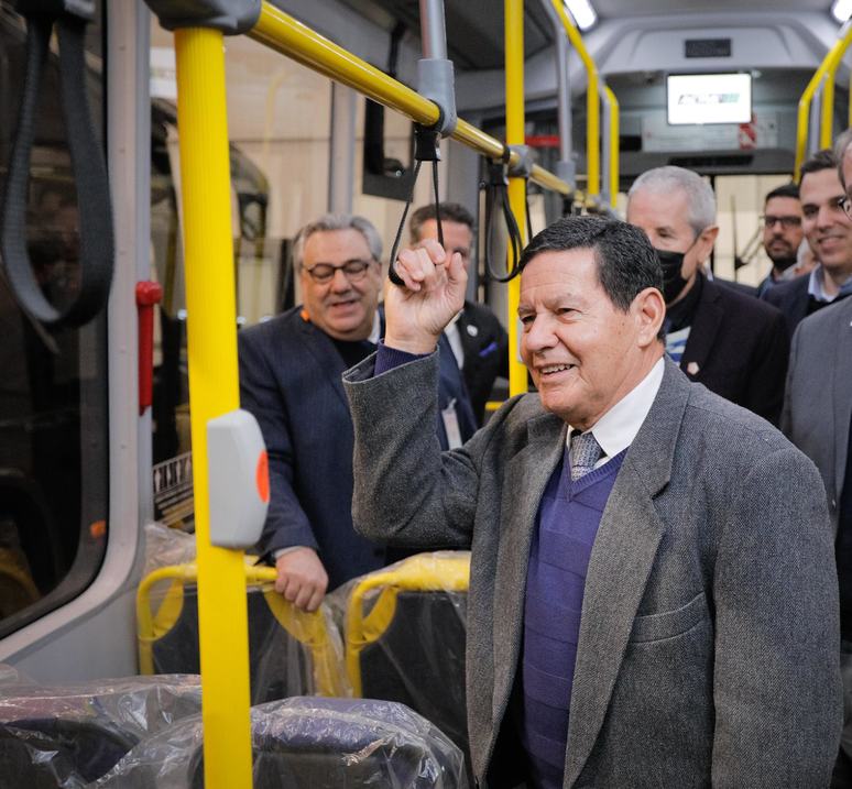 Hamilton Mourão fez uma visita à sede da Marcopolo em 2022, quando ainda era vice-presidente da República. A sede fica em Caxias do Sul, no Rio Grande do Sul, Estado pelo qual Mourão foi eleito senador em 2022