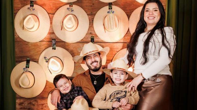 Pedro Paulo acompanhado da família em comemoração ao lançamento do single 'Presente de Natal'