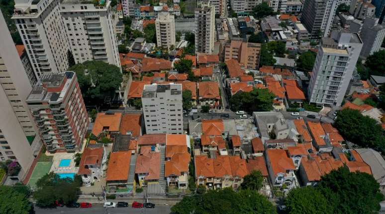 Casas e prédios no bairro da Bela Vista, em São Paulo: a maior parte da população brasileira ainda vive em casas, segundo IBGE