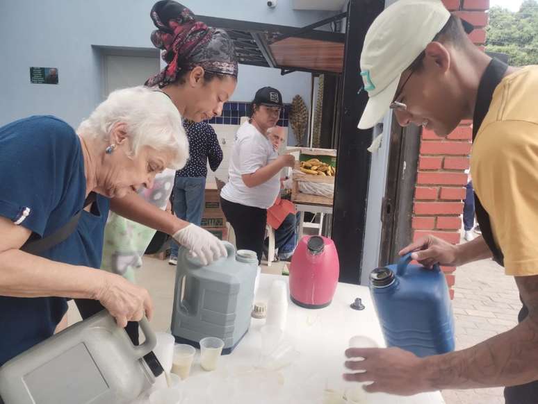 O café da manhã natalino tem vitamina, banana, pão e panetone para cerca de 300 pessoas em 20 de dezembro de 2024.