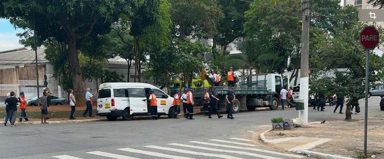 Caminhão, furgão, e dois carros da GCM vão embora rapidamente quando padre Júlio Lancellotti filma a ação.