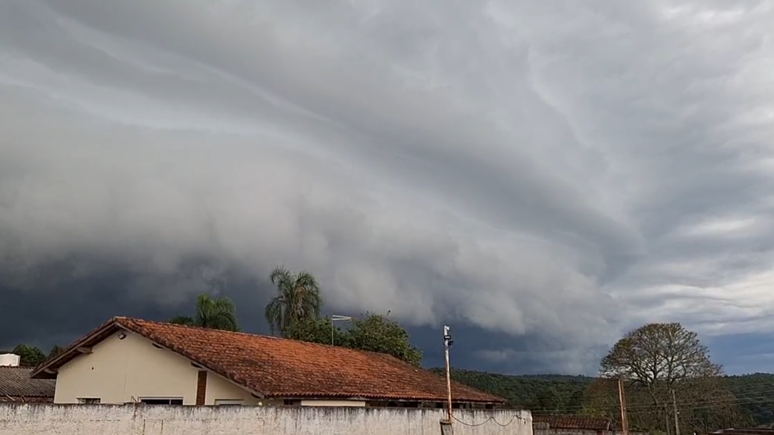 Nuvem gigante deixa moradores em alerta no interior de SP