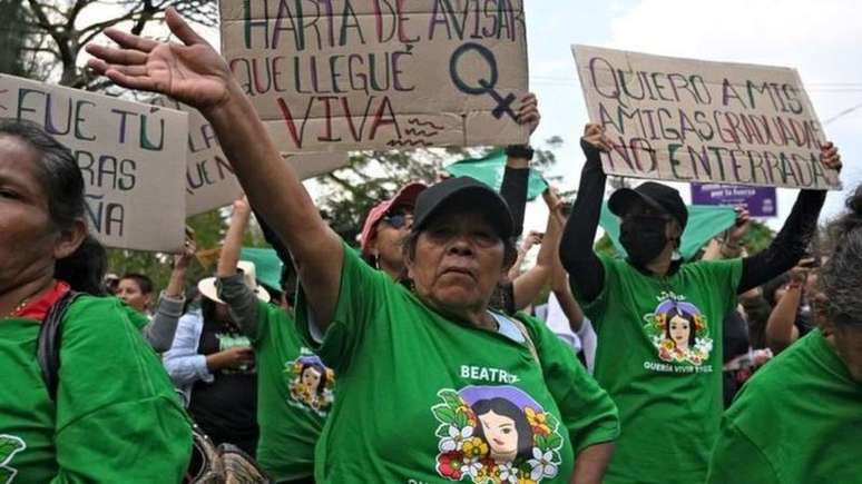 Manifestantes lembram do caso de Beatriz em meio a protestos pró-aborto em El Salvador