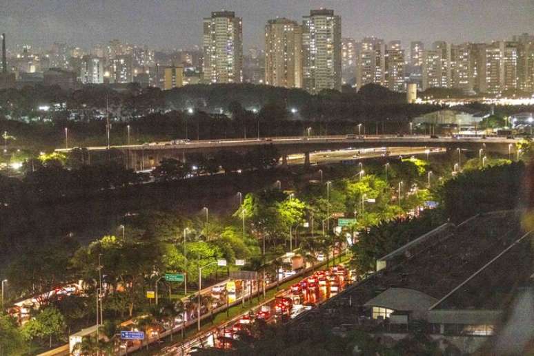 Movimentação intensa de veículos na marginal Tietê, sentido Rod. Castelo Branco, altura da ponte do Limão, na zona norte de São Paulo.