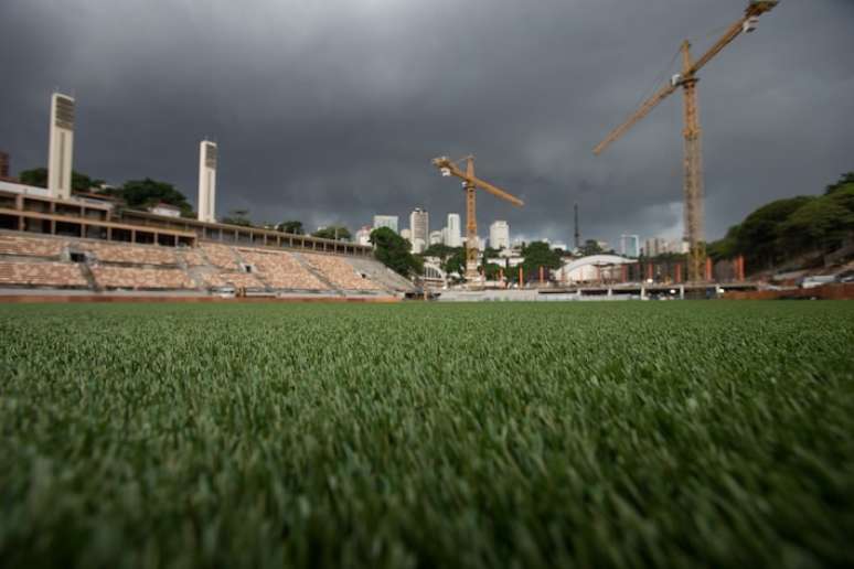 Gramado do estádio do Pacaembu ficou encharcado na tarde deste sábado.