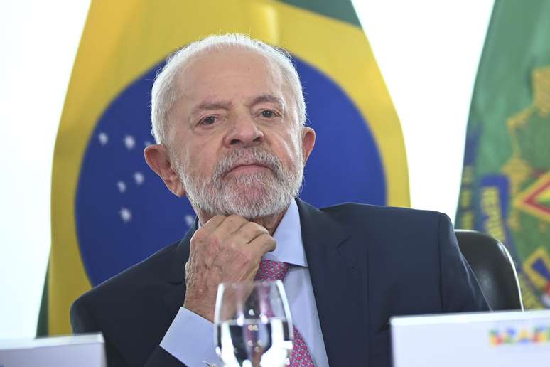 Lula informa aos ministros que fará trocas no 1º escalão