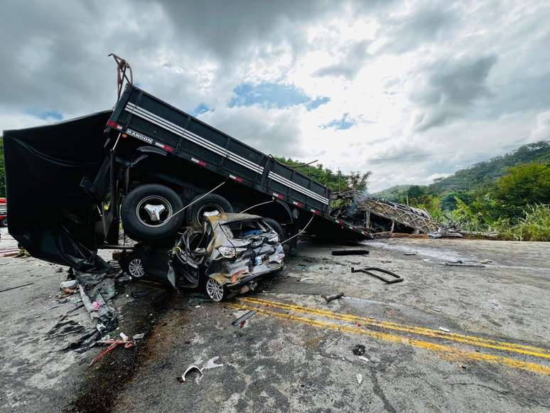 Acidente entre ônibus, carreta e carro deixa mortos em MG