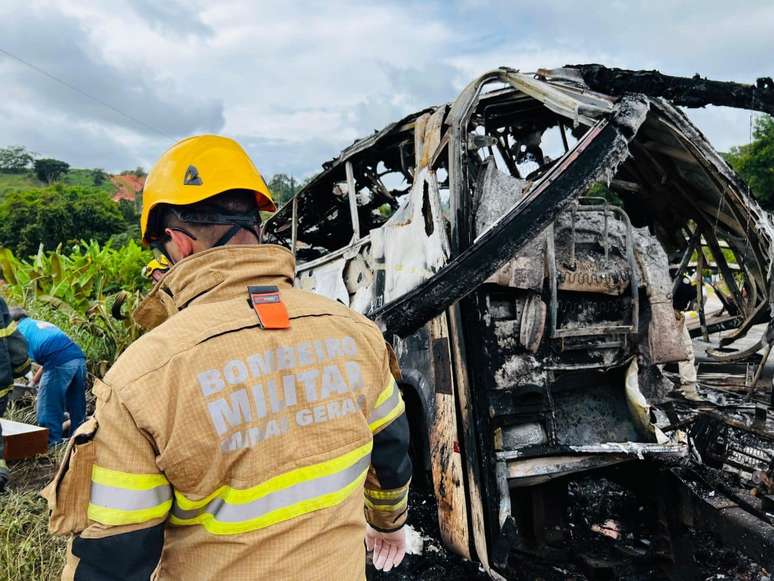 Acidente entre ônibus, carreta e carro deixa mortos em MG