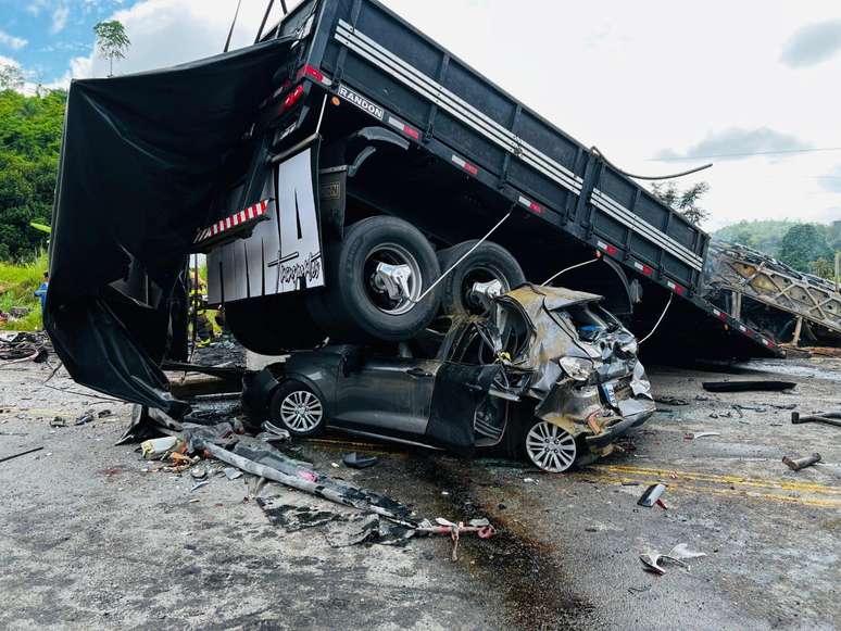 Acidente entre ônibus, carreta e carro deixa mais de 30 mortos na BR-116, em MG 