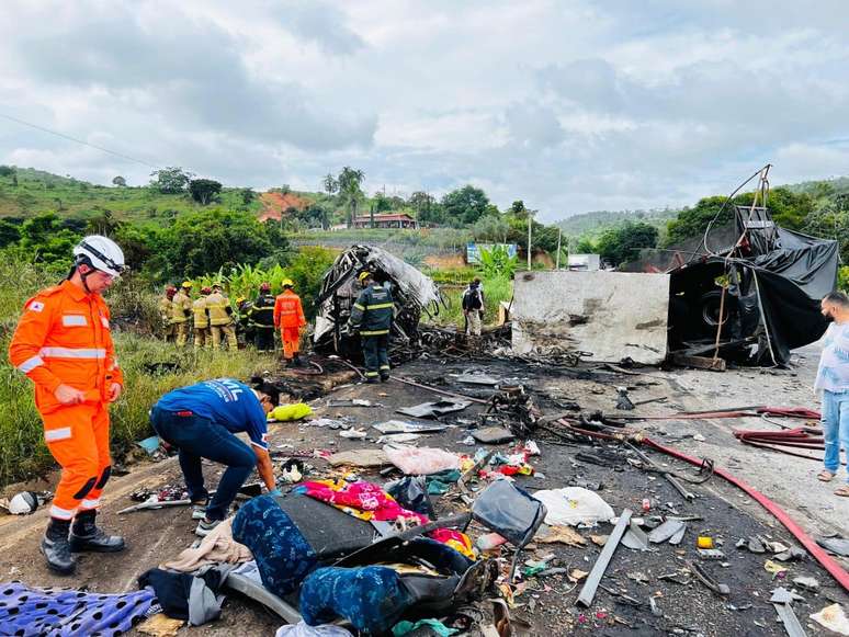 Acidente entre ônibus, carreta e carro deixa mais de 30 mortos na BR-116, em MG 