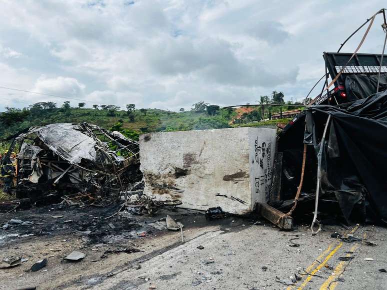 Acidente entre ônibus, carreta e carro deixa mais de 30 mortos na BR-116, em MG 