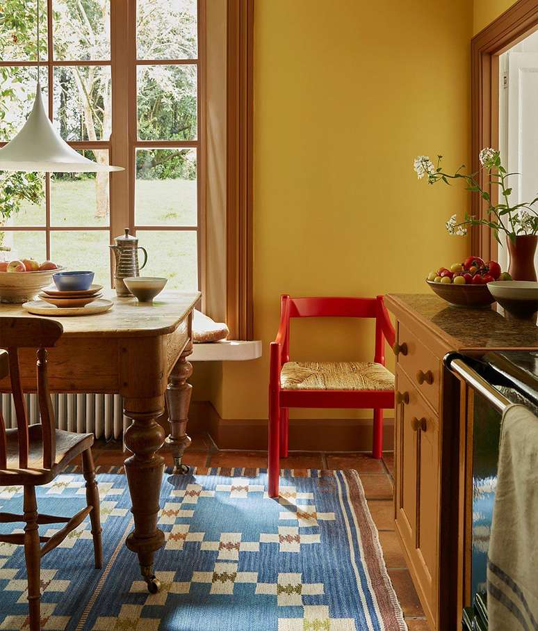 Sala com parede na cor amarelo quente