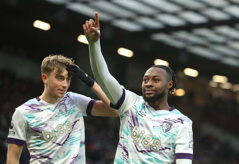 Semenyo (derecha) celebra el tercer gol del Bournemouth ante el Manchester United.