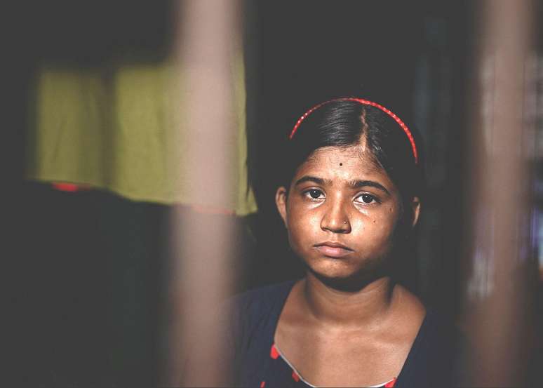 Poulami Halder estava colhendo flores quando encontrou o que pensou ser uma bola