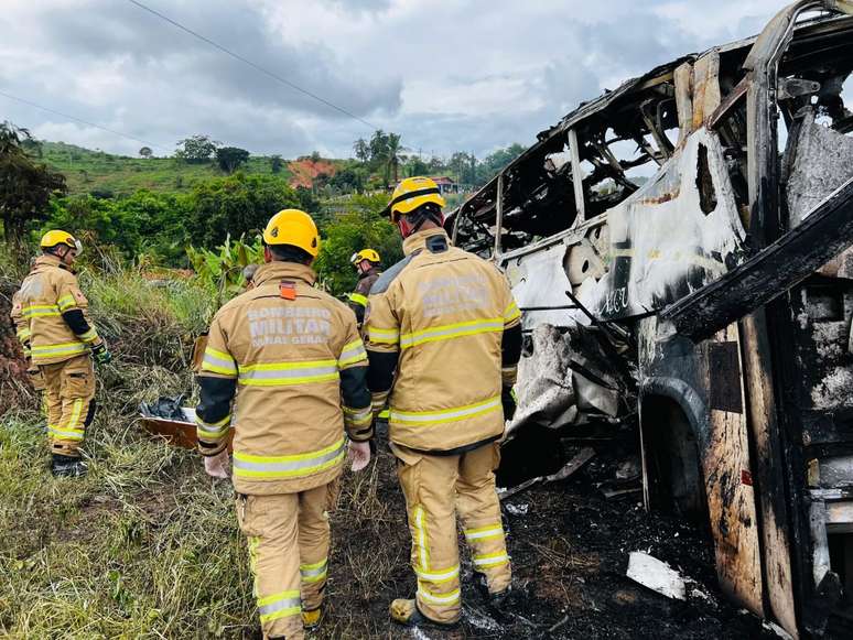 O acidente envolveu um ônibus, um carro de passeio e uma carreta que transportava uma pedra de granito. 