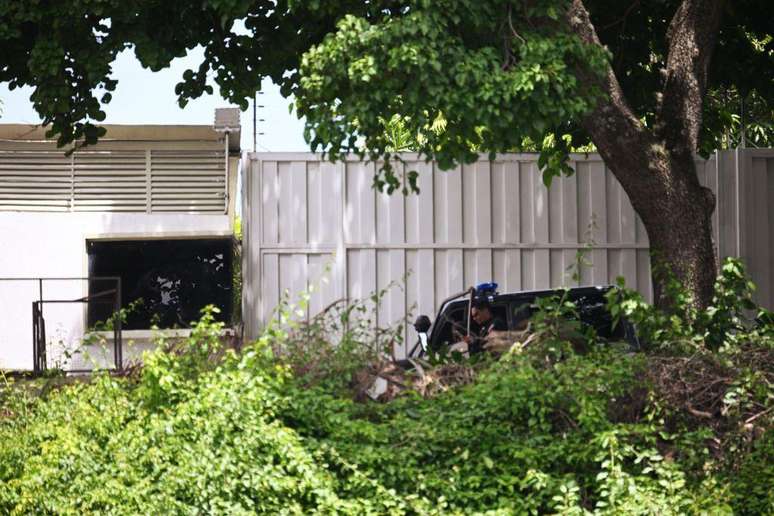 Patrulha do Serviço Bolivariano de Inteligência (Sebin), na porta da Embaixada da Argentina em Caracas