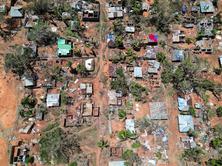  Casas e edifícios ficaram destruídos após o ciclone Chido, em Moçambique (18 de dezembro de 2024)