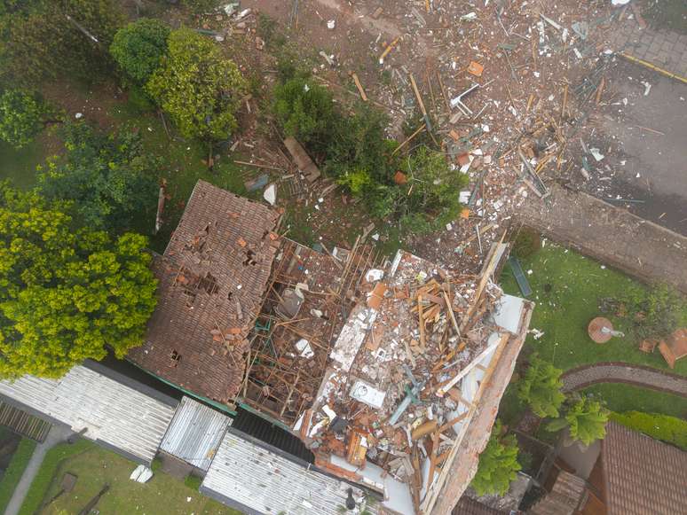 Área onde avião caiu ficou destruída