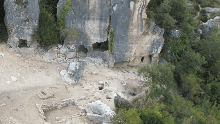 Vista aérea da área escavada no assentamento medieval de Las Gobas, no condado de Treviño, Espanha