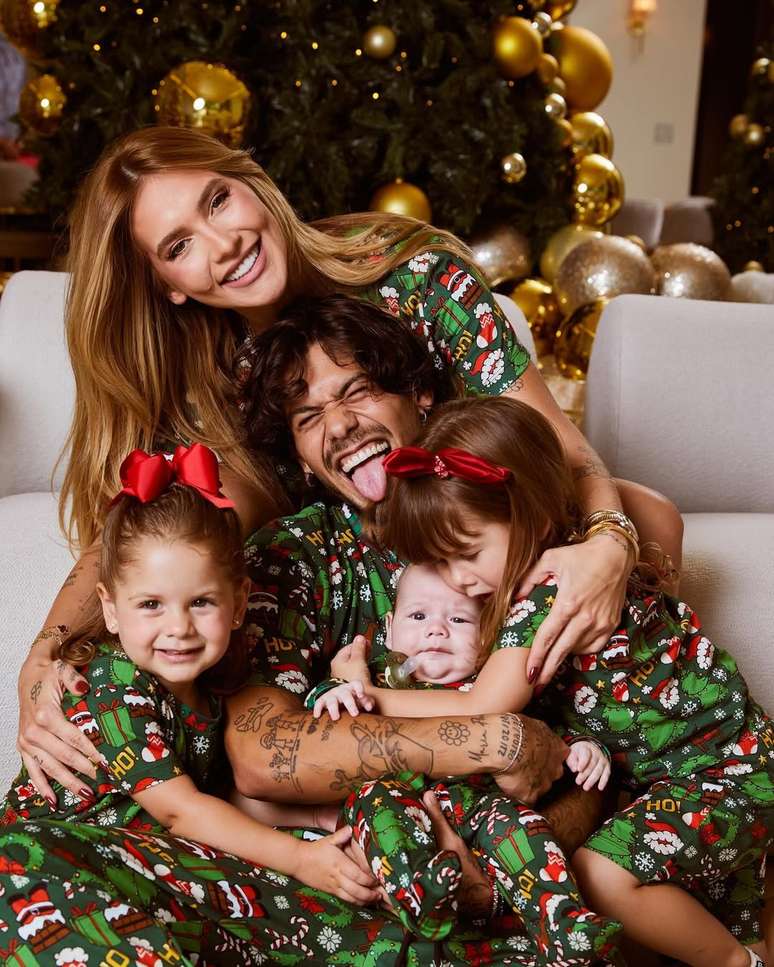 Virginia Fonseca e Zé Felipe posam com filhos em ensaio de Natal - Instagram