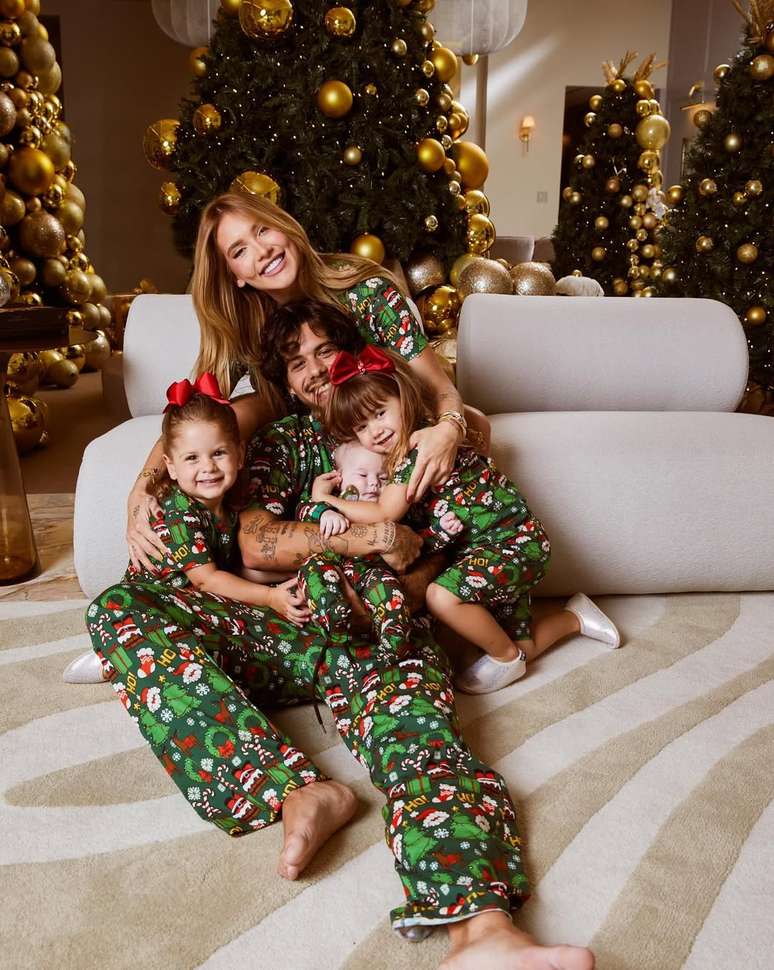 Virginia Fonseca e Zé Felipe posam com filhos em ensaio de Natal - Instagram